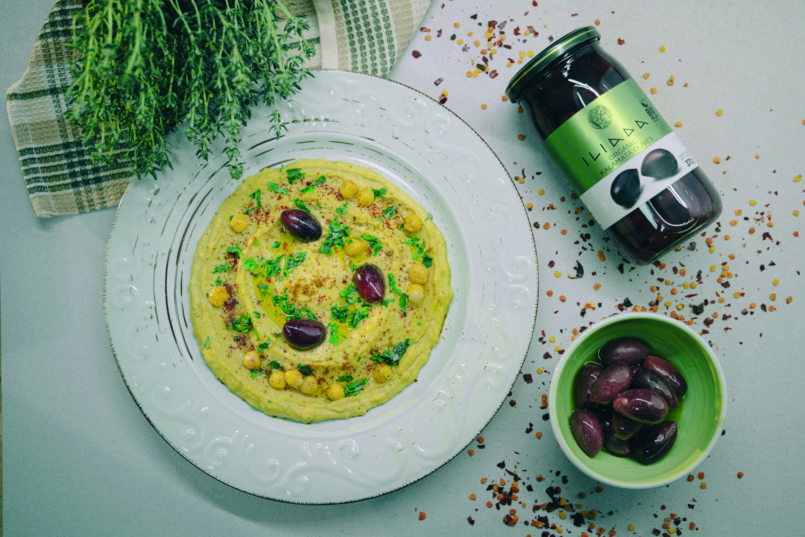 hummus med ekstra jomfru olivenolie og oliven